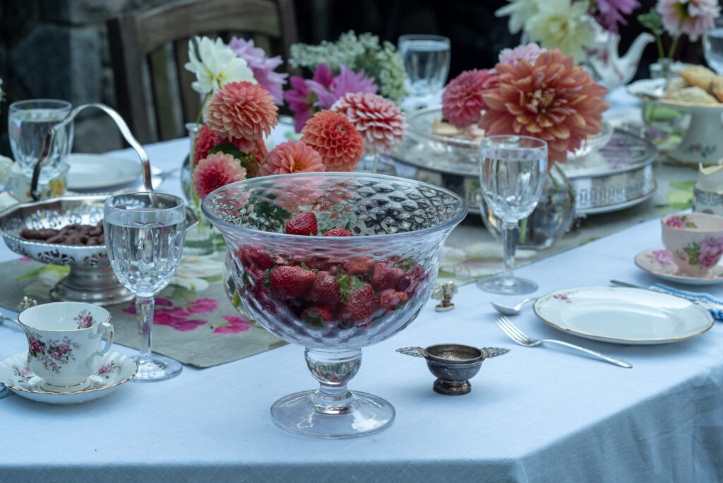 English-garden-formal-garden-traditional-tea-floral-design-beautiful-dahlias-elegant-florist-artist-cup-tea-wilton-connecticut-ct-westchester-county-fairfield-county-wedding-event—bride-beauty-stunning-events